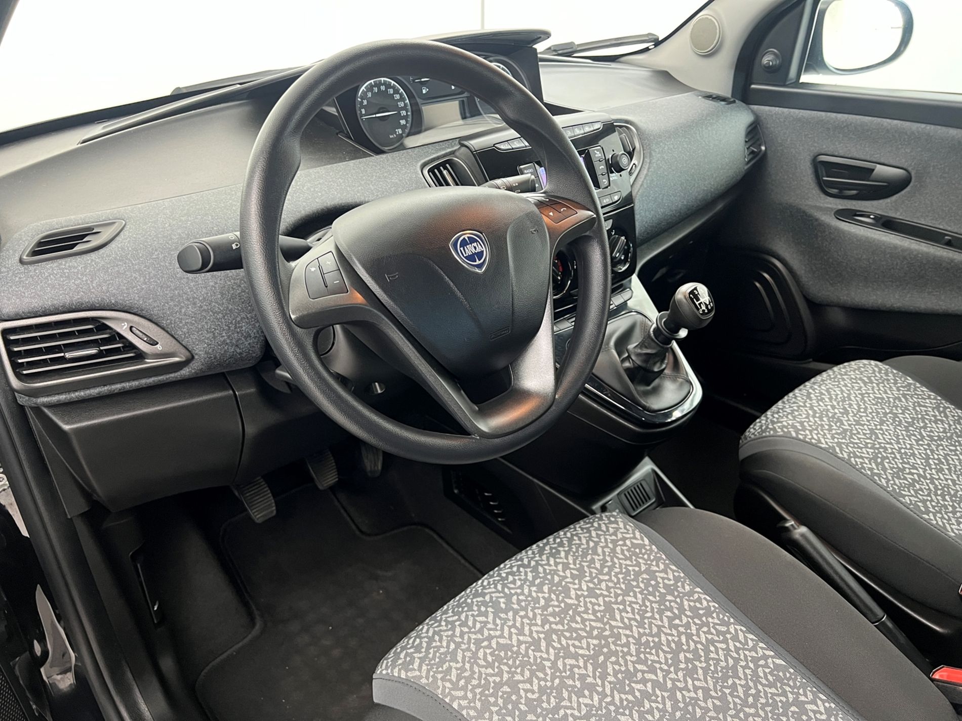 Ypsilon 1.0 firefly hybrid Silver s&s 70cv 5p.ti - Autosani