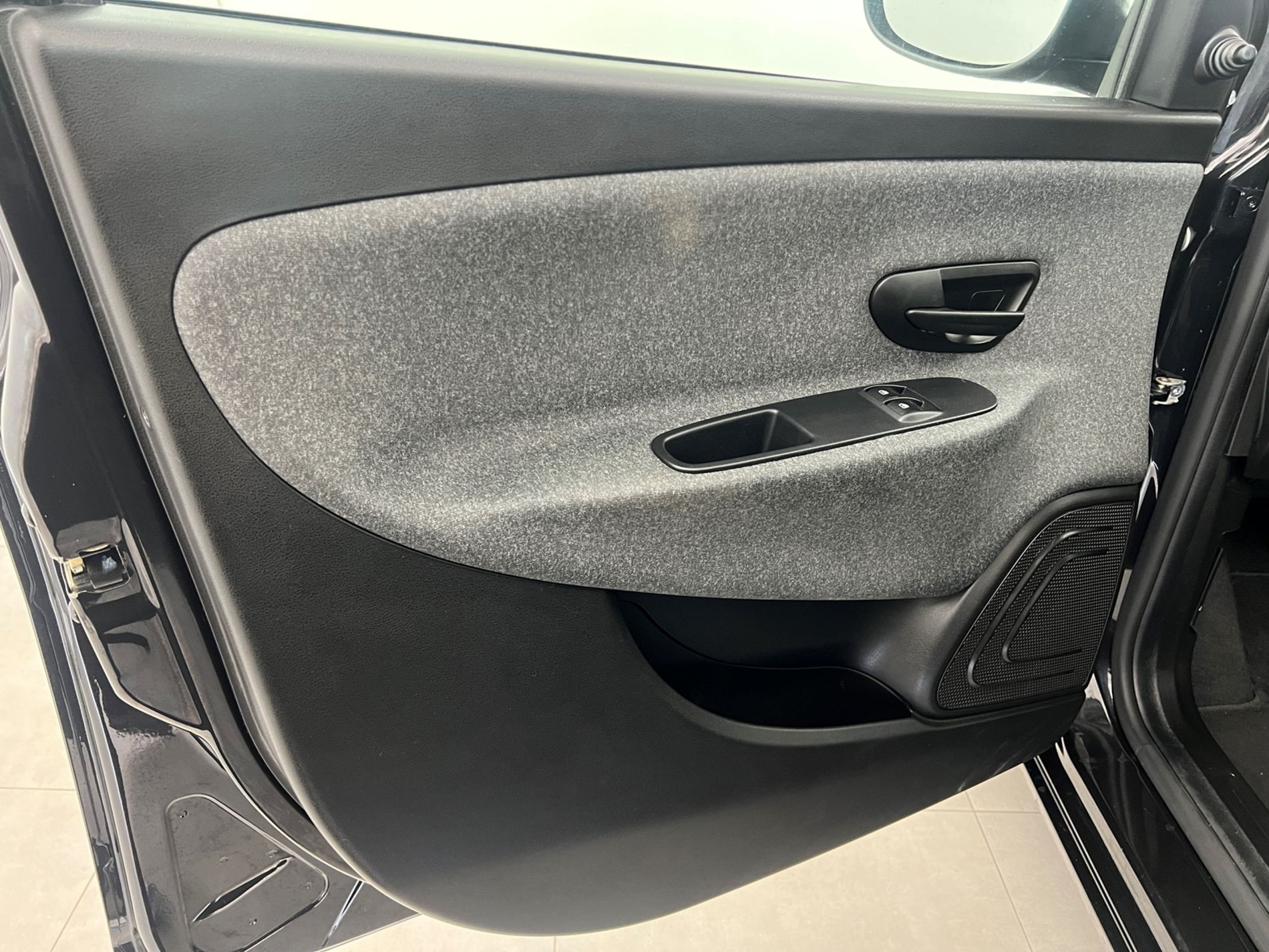 Ypsilon 1.0 firefly hybrid Silver s&s 70cv 5p.ti - Autosani